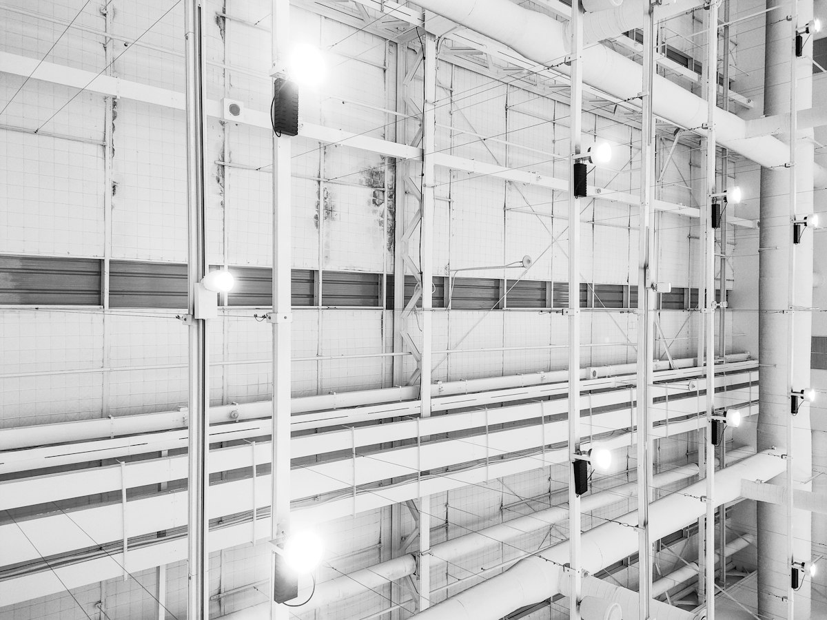 Almacén industrial con estanterías